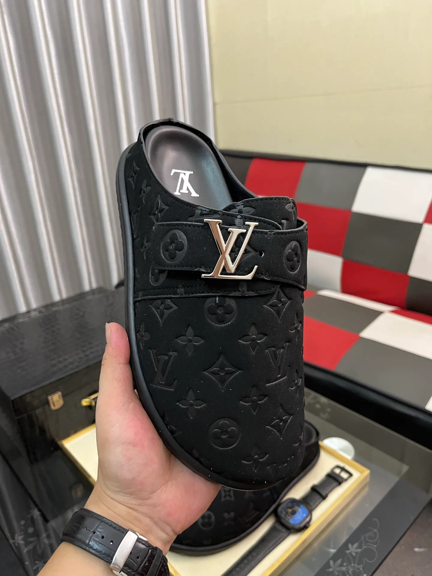 Men's shoes 💰380⌚️⌚️2025 new men's casual sandals and slippers, made of suede cow leather, with Monogram pattern to highlight the trendy style. Adjustable straps illuminated with LV letters, while a resilient insole and micro outsole provide lightweight comfort. Made of suede cow leather with embossed Monogram pattern and brand element metal hardware✅Adjustable straps➕Tough insole‼ ️Micro outsole. Comfortable and easy to wear‼ ️size: 38-446️⃣Colors available